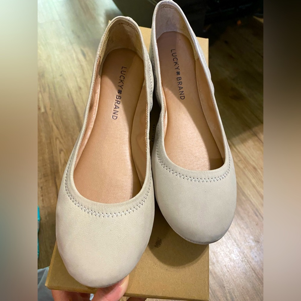 NEW Lucky Brand Emmie Flats in Light Tan Women’s Shoe Size 5.5